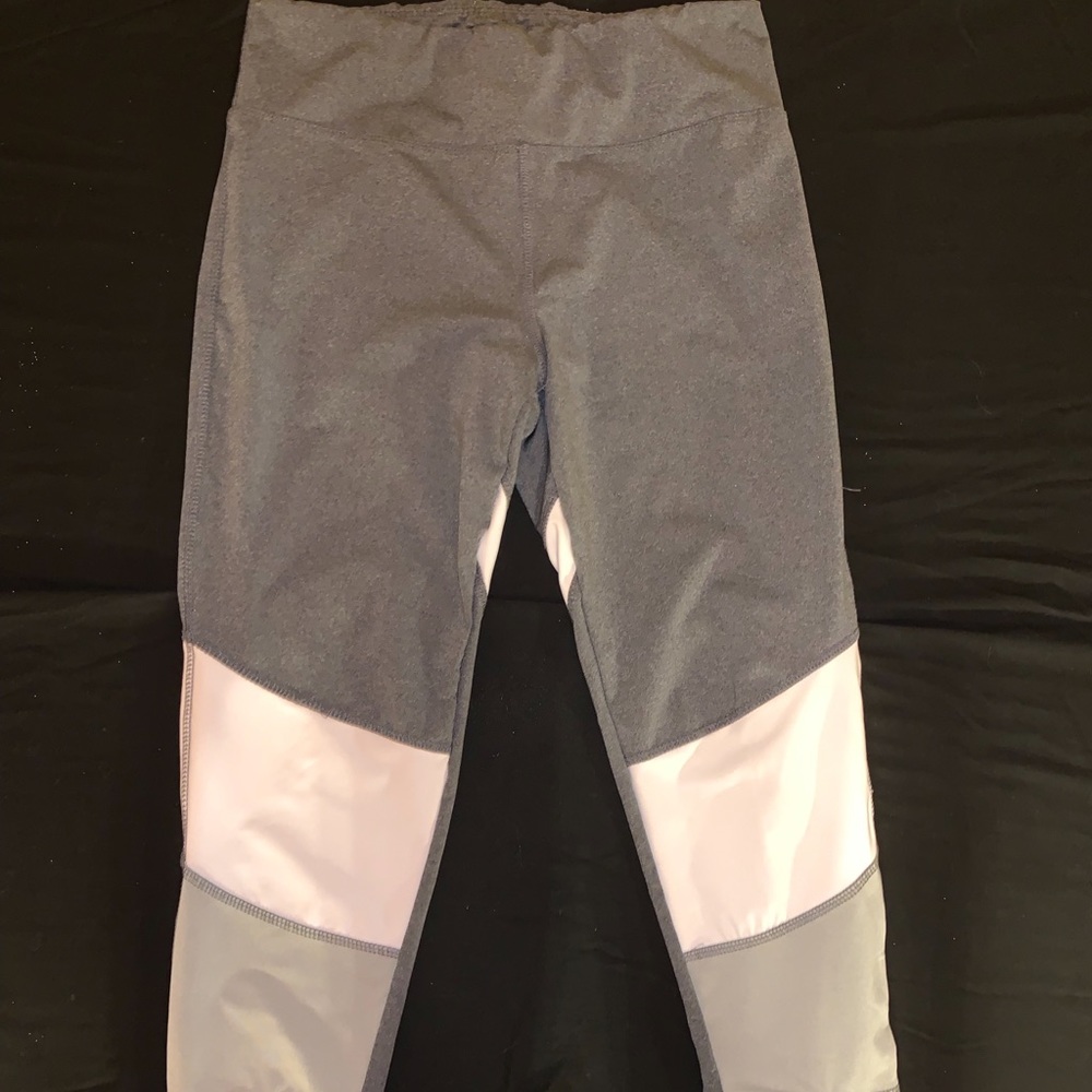 REFLECTIVE Gray and White workout leggings